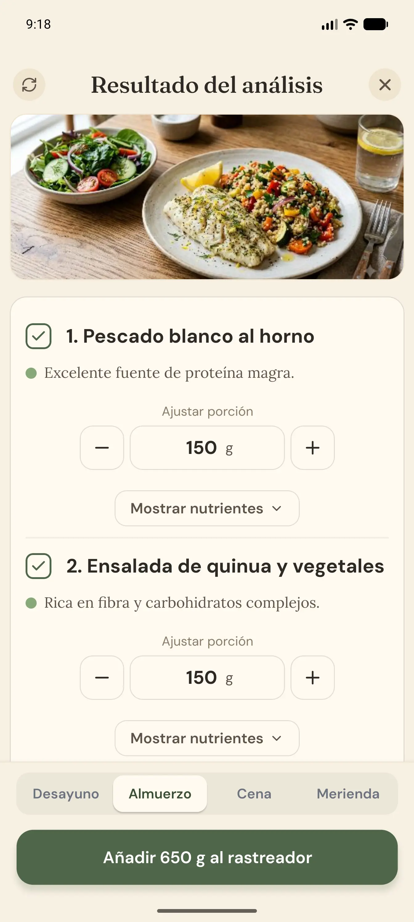 renalee separando una comida fotografiada en los platos que la componen — pescado blanco al horno y ensalada de quinua y vegetales — cada uno con una porción editable en gramos, lista para añadir al día